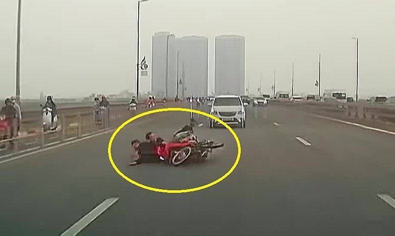 Ba thanh niên đánh võng xe máy ngã sấp mặt