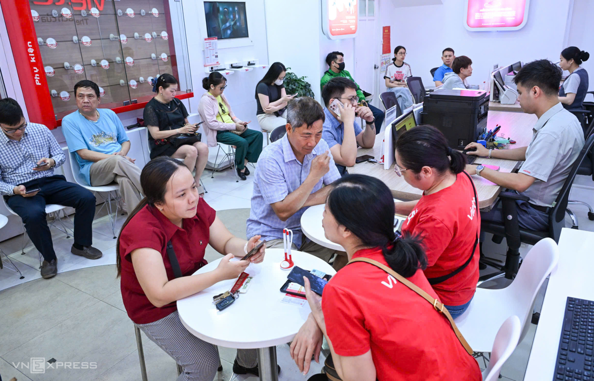 Nhiều người xếp hàng chờ xác thực số điện thoại