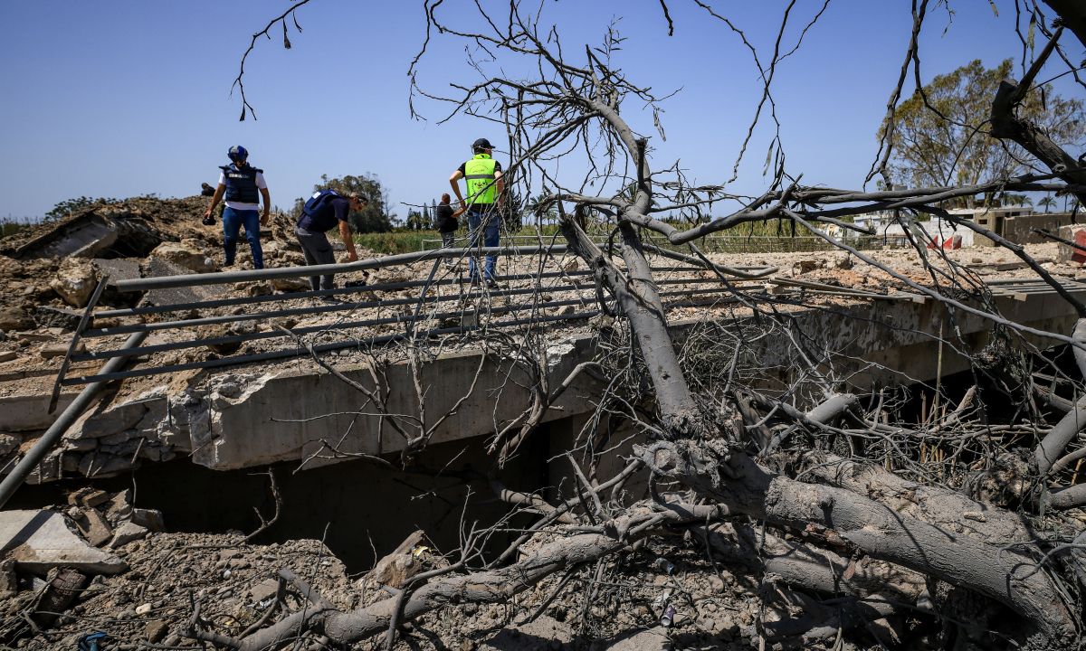 Israel bị tố đánh sập cầu, cô lập miền nam Lebanon