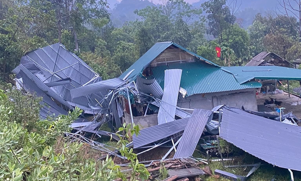 Mưa đá đập thủng kính xe, kéo sập nhà ở Bắc Hà