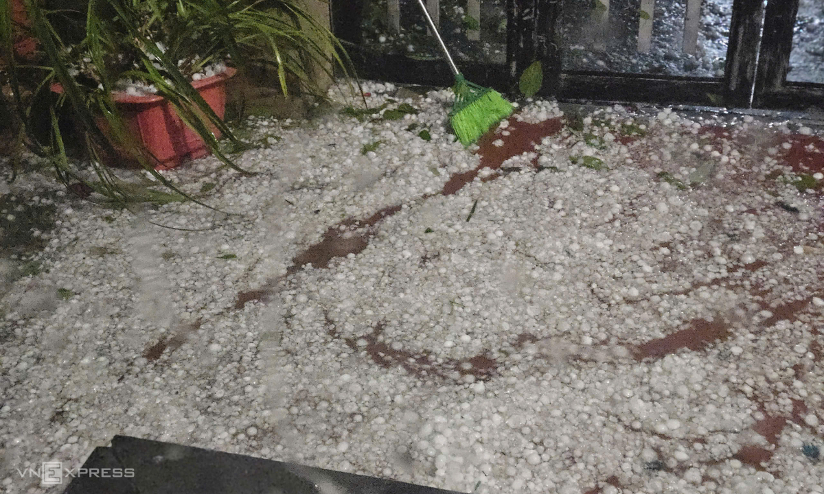 Mưa đá hạt to như nắm tay trút xuống Bắc Hà
