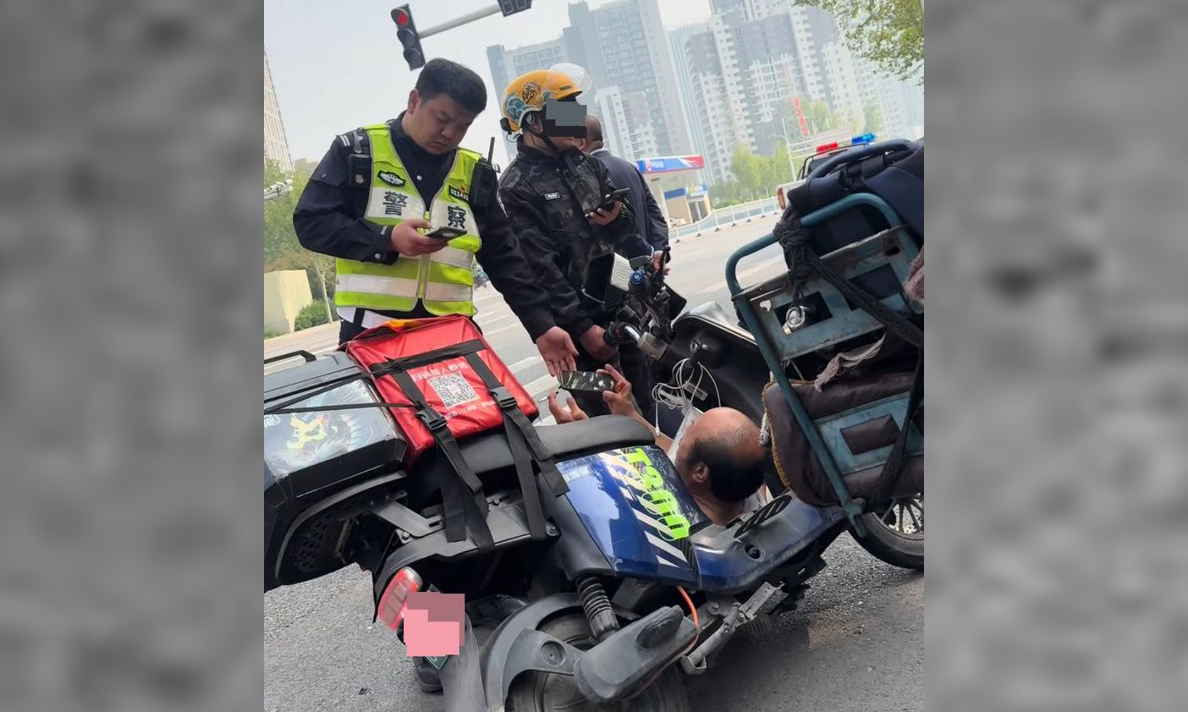 Cảnh sát giao thông bỏ tiền túi bồi thường giúp người đi xe máy