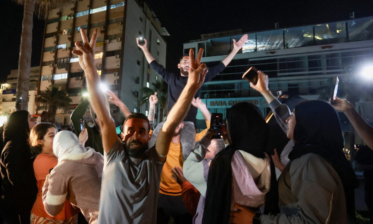 Người Lebanon xuống đường ăn mừng lệnh ngừng bắn với Israel
