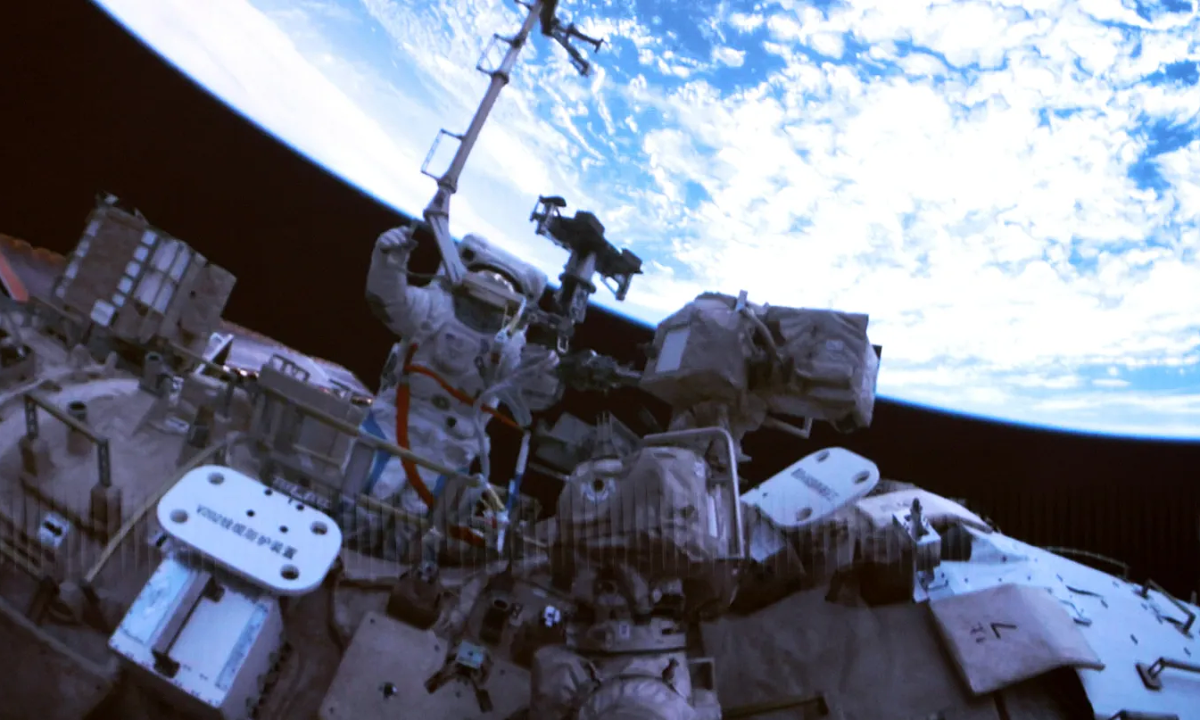 Phi hành đoàn Trung Quốc ở lại trạm vũ trụ thêm một tháng