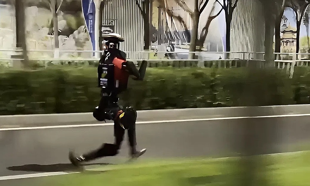 Hơn 300 robot hình người thi chạy bán marathon tại Trung Quốc