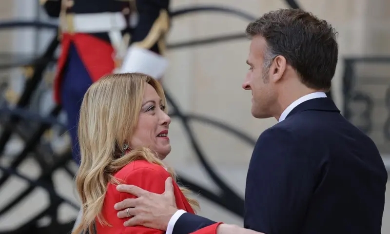 Tổng thống Pháp gây chú ý với khoảnh khắc ôm Thủ tướng Italy