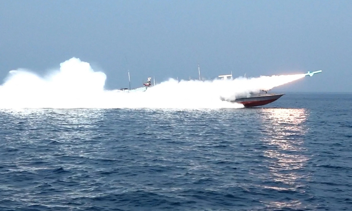 Xuồng Iran tấn công tàu dầu ở eo biển Hormuz