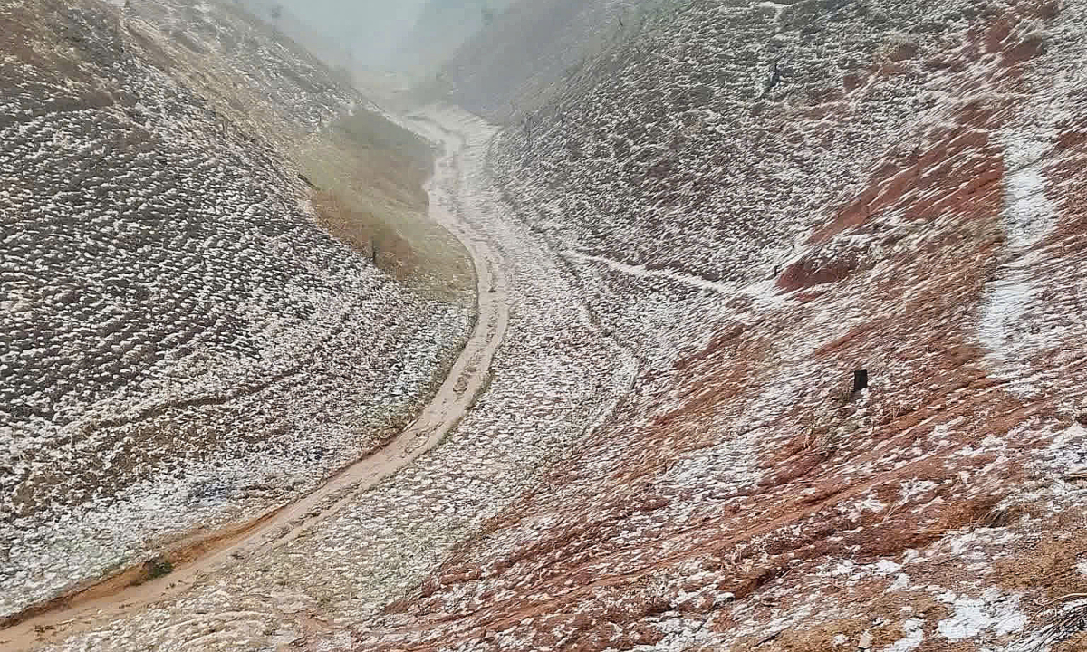 Mưa đá phủ trắng đồi núi Sơn La