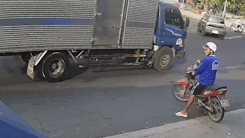 Xe máy ngã nhào trên quốc lộ vì vệt mỡ rò rỉ từ xe tải