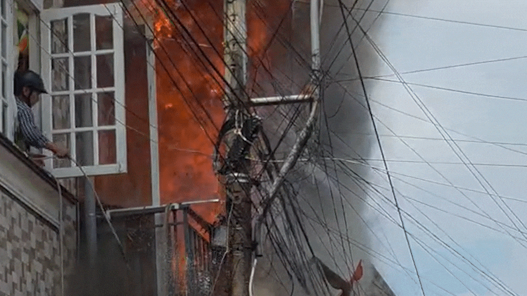 Lửa thiêu rụi căn nhà ở khu Ba Toa Đà Lạt