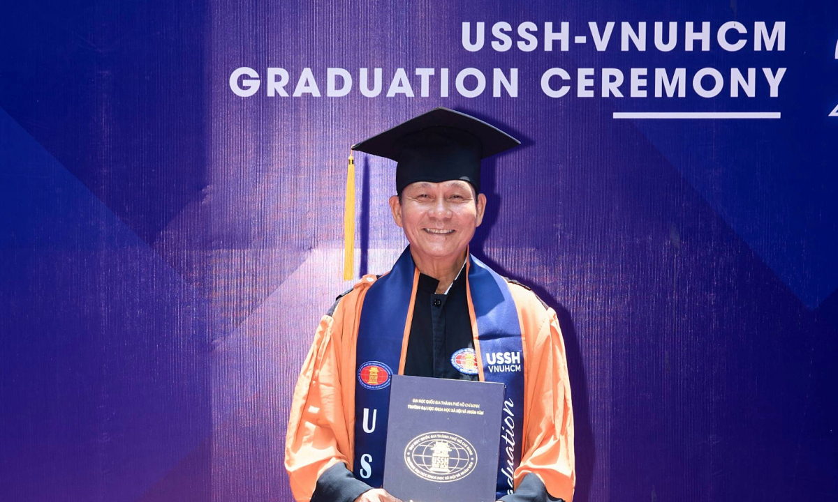 Cử nhân U70 tốt nghiệp sau những ca học tiếng Anh lúc 0h