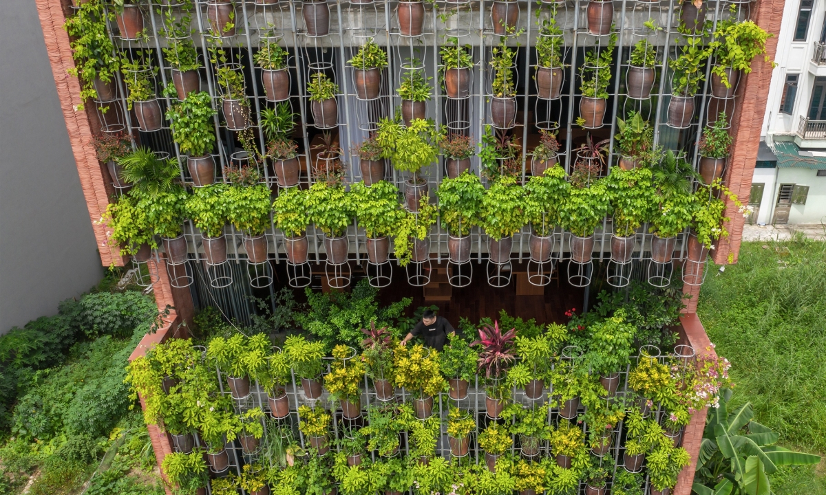 Nhà 5 tầng biến mặt tiền thành vườn cây lơ lửng giữa không trung