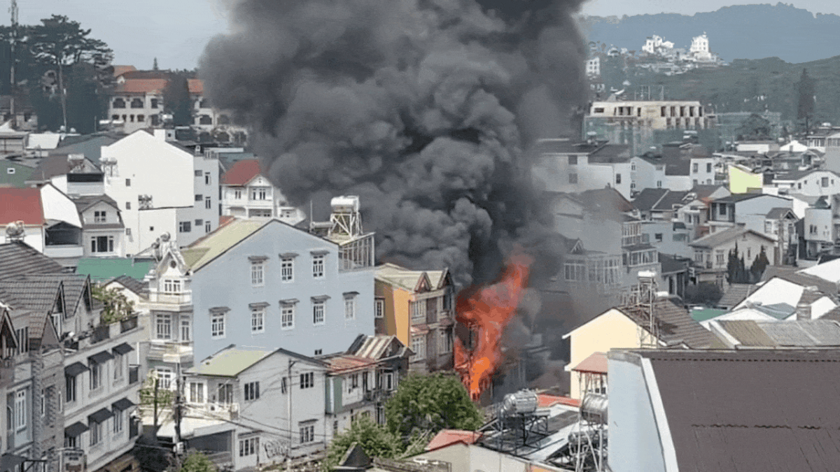 Cháy nhà trong khu đông dân cư ở Đà Lạt