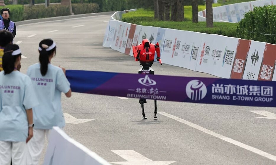 Robot hình người Trung Quốc vượt kỷ lục nhà vô địch marathon