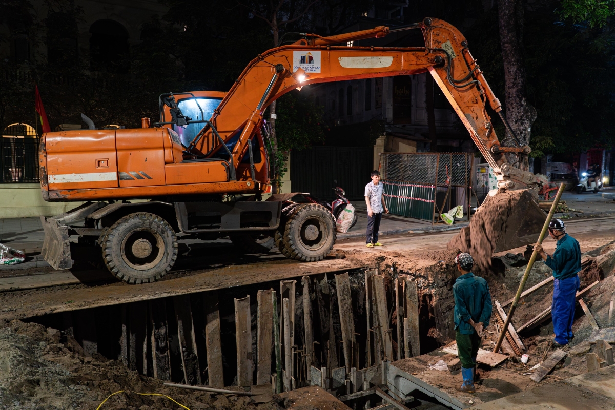 Xuyên đêm thi công dự án chống ngập ở trung tâm Thủ đô