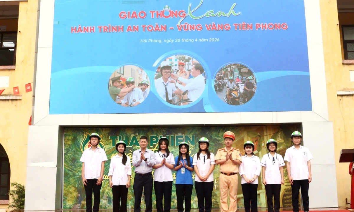 Tặng 10.000 mũ bảo hiểm cho học sinh, công nhân