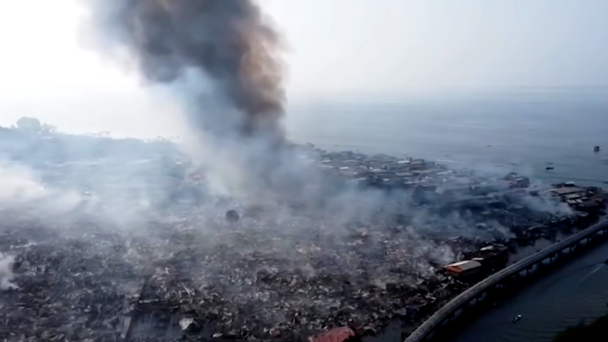 Hơn 1.000 căn nhà ven biển ở Malaysia chìm trong biển lửa