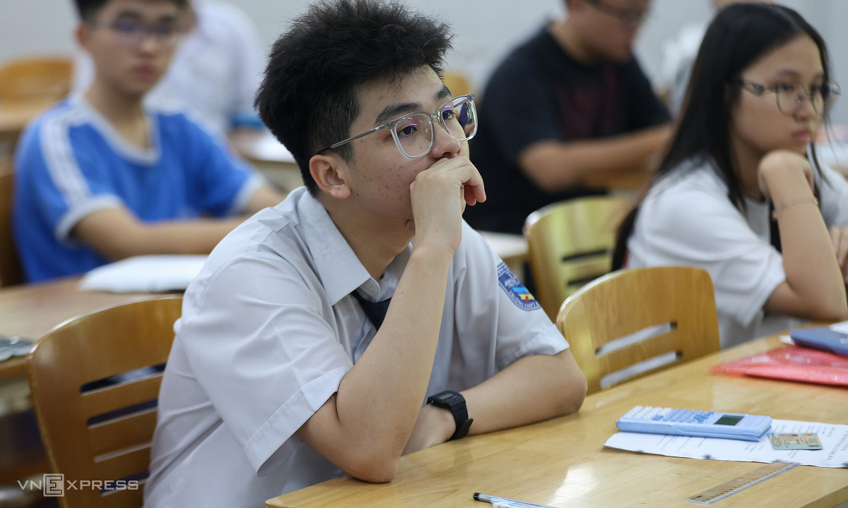 Thứ trưởng Giáo dục: Nuôi một sinh viên bằng cả năm tiền lương bình quân