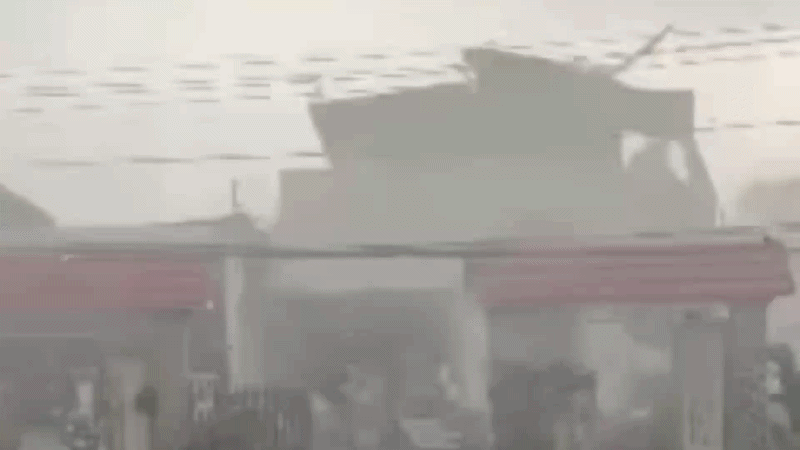 Giông lốc cuốn bay mái tôn nhà dân, trường học ở Đồng Tháp