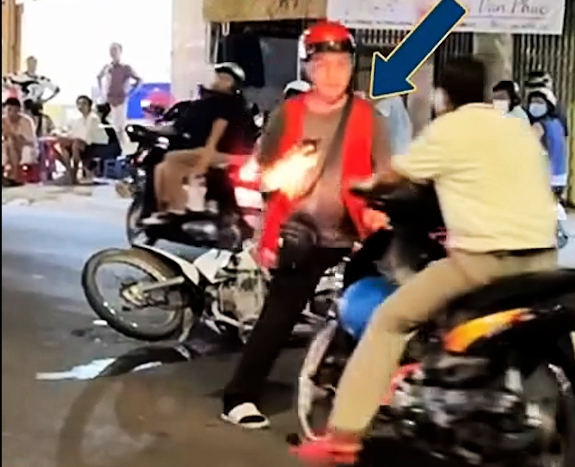 Người đàn ông lao xe vào shipper, thách thức gọi CSGT