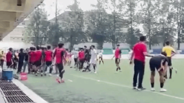 Tình huống tuyển thủ U17 Indonesia tung cú đá vào lưng đối phương