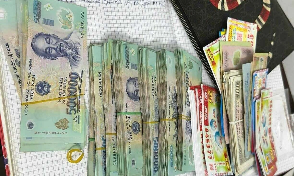 Nữ sinh lớp 8 trả lại túi xách chứa hơn 200 triệu đồng