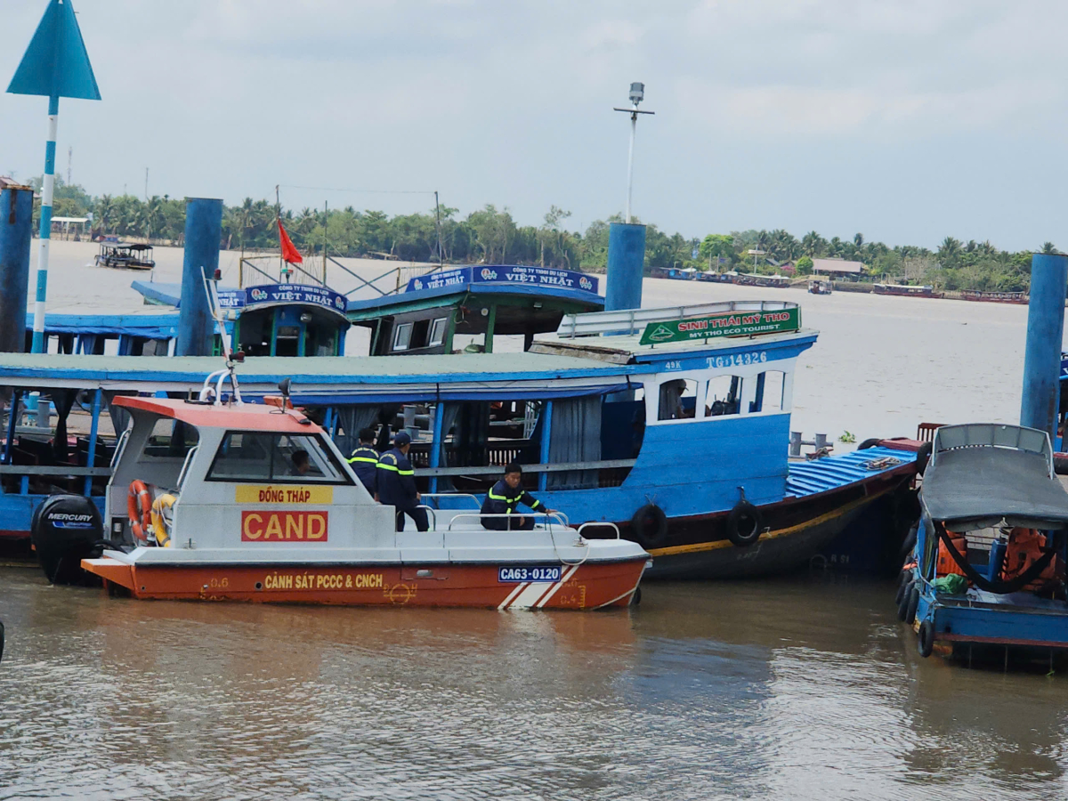 Tìm thấy thi thể hai du khách rơi từ tàu du lịch xuống sông Tiền