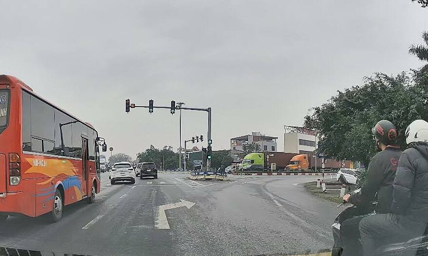 Đèn xanh có được đi thẳng ở làn đường rẽ phải?