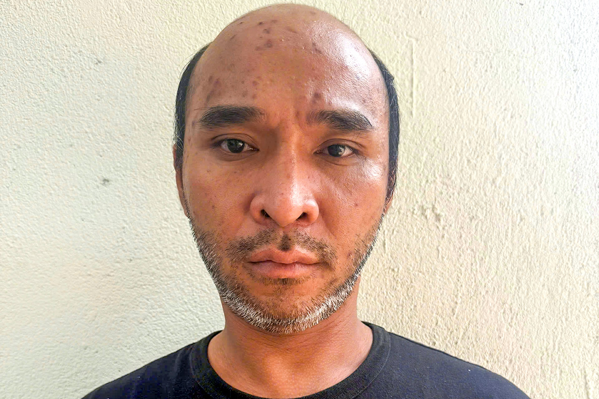 Người hát lô tô giật điện thoại của khách nước ngoài