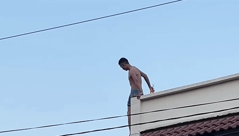 Náo loạn vì thanh niên 'múa' kéo, la hét trên mái nhà ở TP HCM