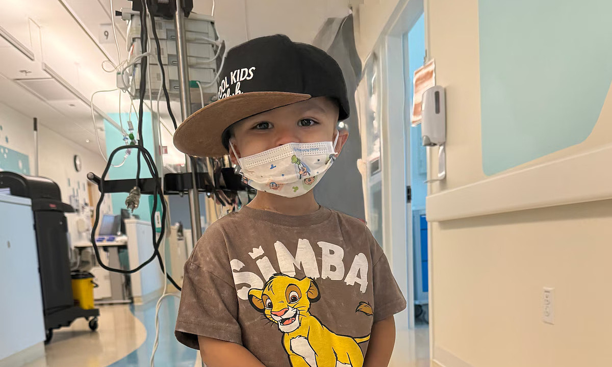 Toàn bộ hành khách chuyến bay viết thư chúc mừng bệnh nhi ung thư khỏi bệnh