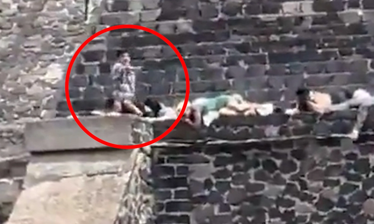 Du khách tháo chạy khỏi vụ nổ súng trên kim tự tháp ở Mexico