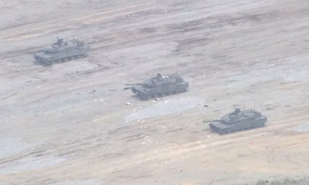 Đạn pháo kích nổ trong xe tăng tối tân của Nhật, 3 người chết