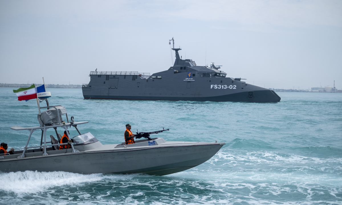 Xuồng Iran 'nã đạn vào tàu container' gần eo biển Hormuz