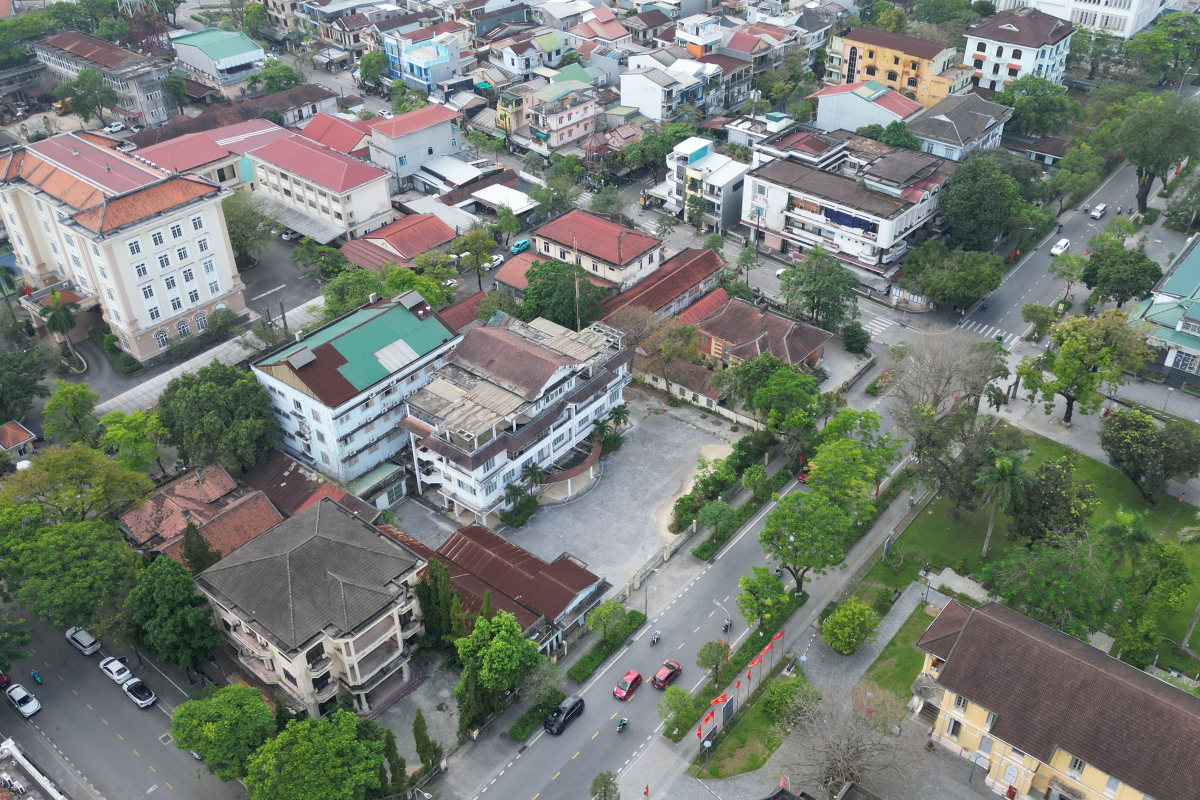 Huế đấu giá ba lô đất có trụ sở bỏ hoang nhiều năm