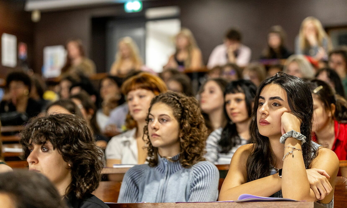 Pháp tăng học phí gấp 16 lần với du học sinh ngoài EU