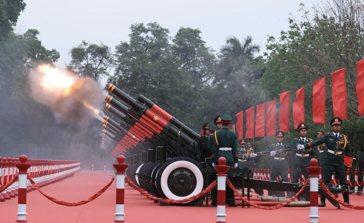Dàn đại bác khai hỏa trong lễ đón Tổng thống Hàn Quốc