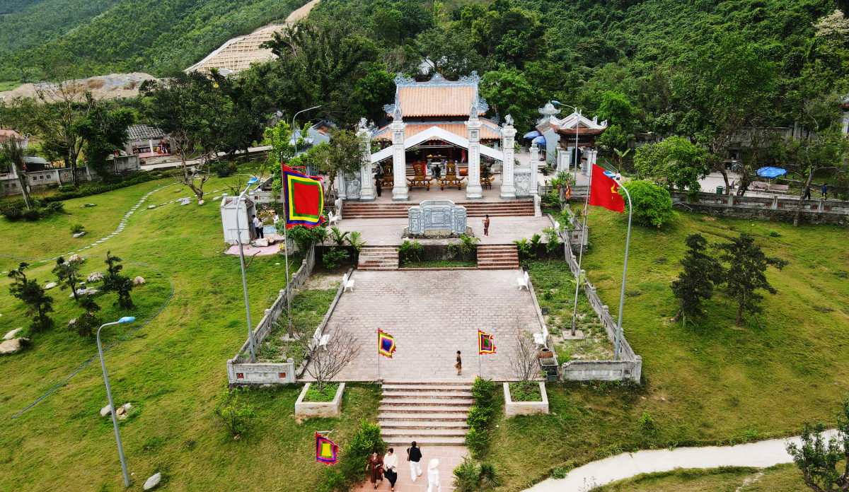 Hai ngôi đền tâm linh dưới chân đèo Ngang