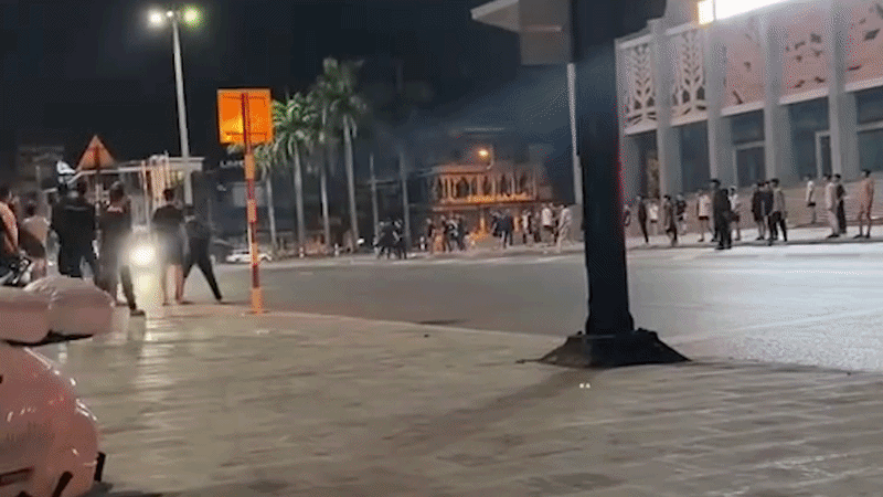 Hàng chục người hò hét, rượt đuổi náo loạn đường phố