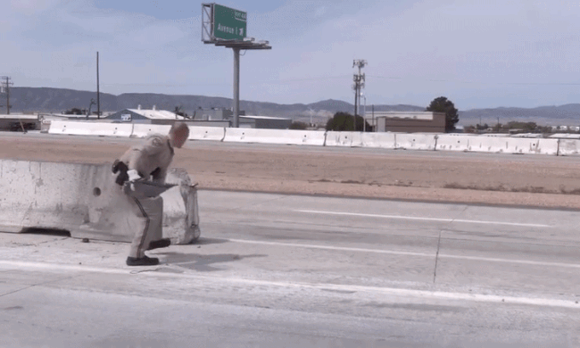 Cảnh sát tung bẫy đinh chặn xe chạy trốn