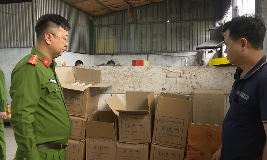 Sản xuất dấm giả từ axit và nước lã