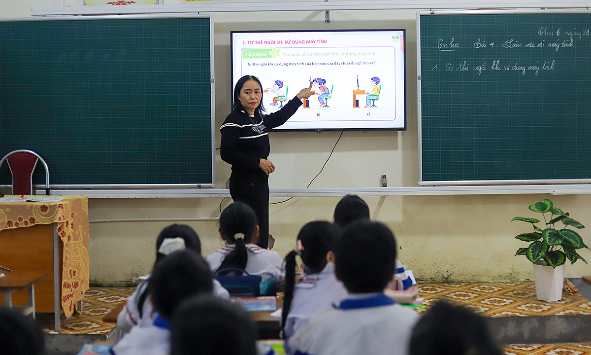 Giáo viên, nhân viên hợp đồng 'vay từng đồng' vì không có lương