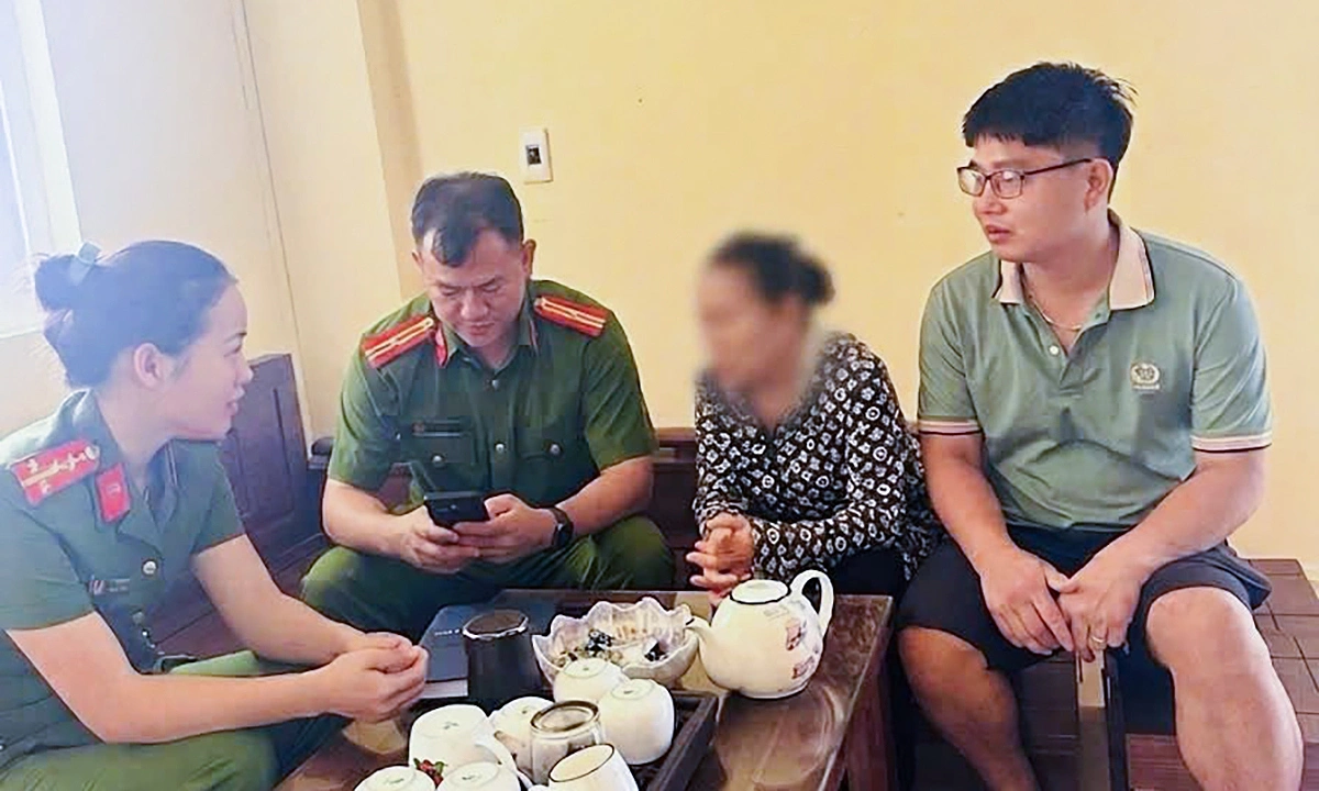 Tài xế taxi chở khách tới trụ sở công an vì nghi bị lừa