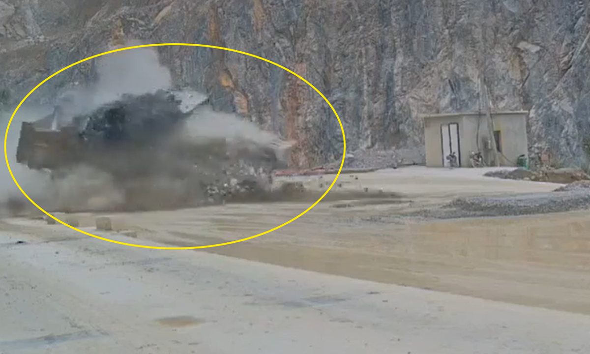 Xe ben lao dốc đâm vào xe khác như vụ nổ