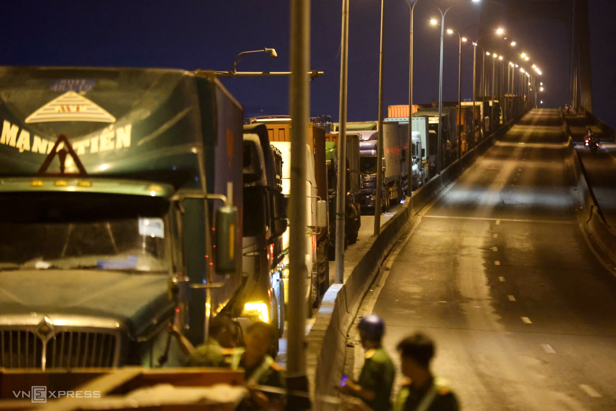 Cầu Phú Mỹ ùn tắc hơn 4 tiếng sau tai nạn liên hoàn