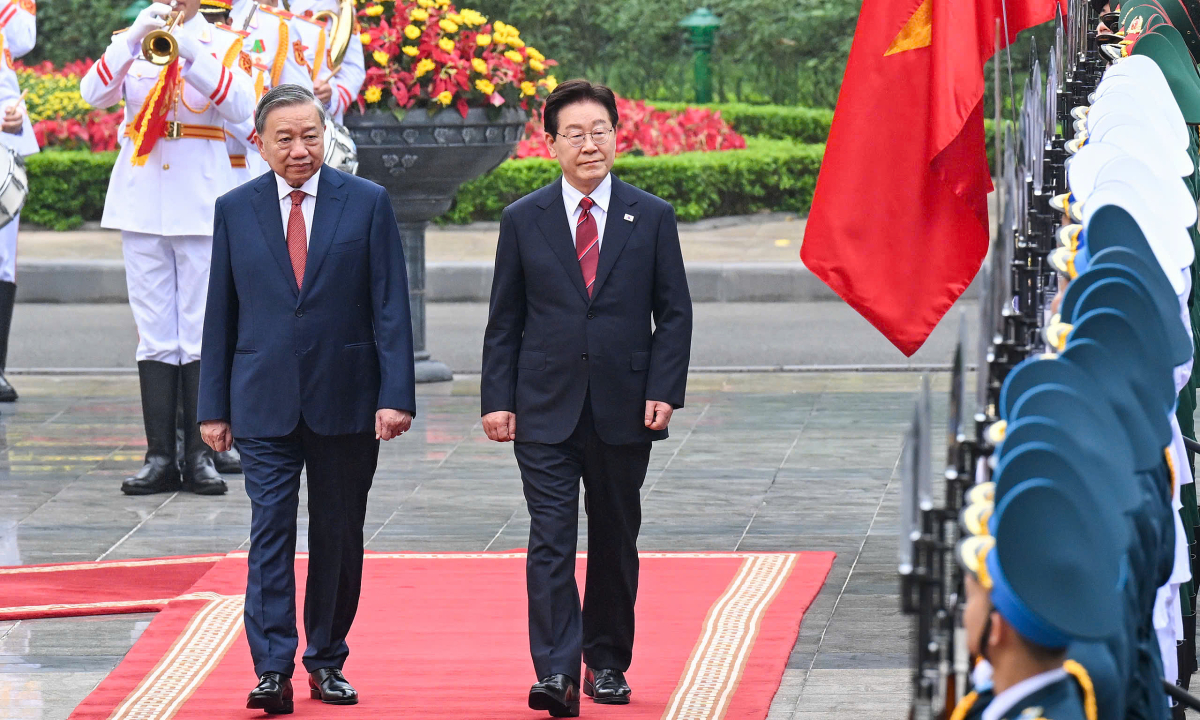 Việt Nam bắn 21 loạt đại bác chào mừng Tổng thống Hàn Quốc