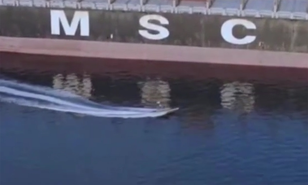 Giây phút lính Iran đổ bộ, bắt tàu hàng trên eo biển Hormuz