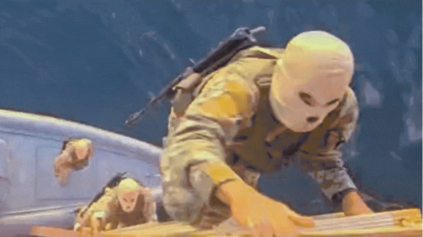 Binh sĩ Iran vây bắt hai tàu hàng ở eo biển Hormuz