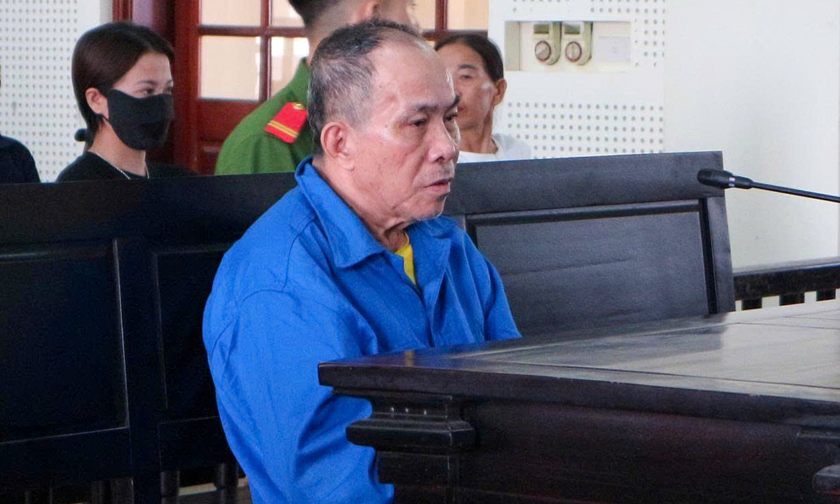 Ông lão đâm xe vào cổng, truy sát vợ khi không bán được đất