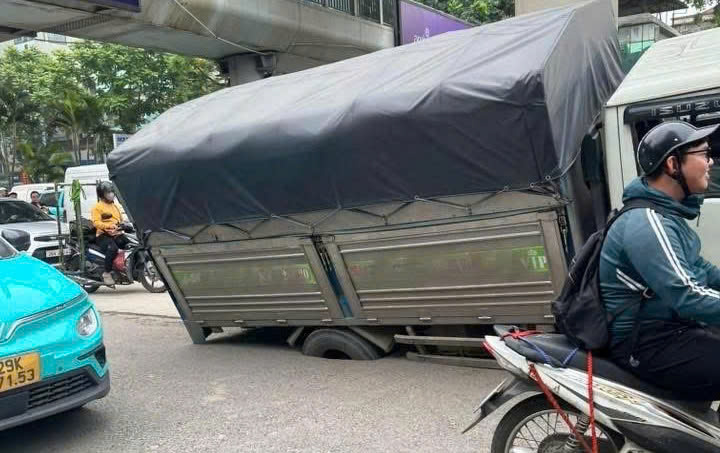 Xe tải sụt hố trên đường Hà Nội